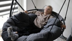 Relaxen in reizarmer Umgebung mit Hängesessel. Das ist ein Symbolbild, weil die Stadt keine ...