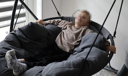 Relaxen in reizarmer Umgebung mit Hängesessel. Das ist ein Symbolbild, weil die Stadt keine ...
