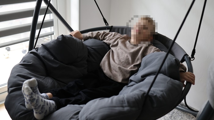 Relaxen in reizarmer Umgebung mit Hängesessel. Das ist ein Symbolbild, weil die Stadt keine ...