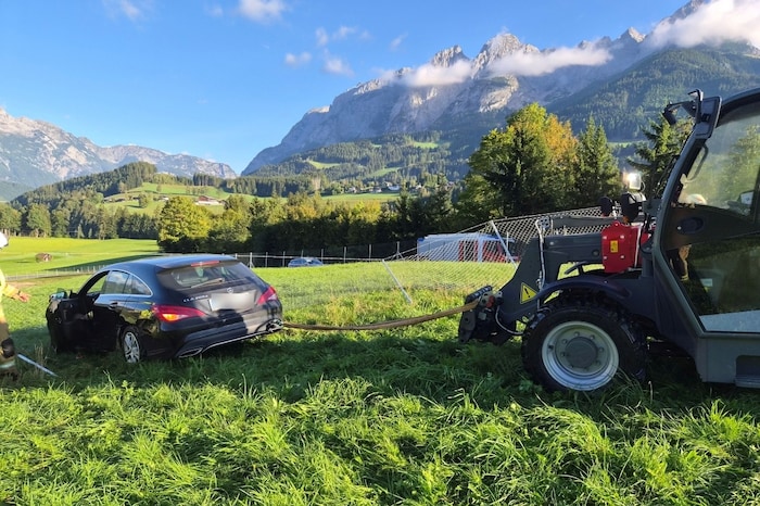 Ein Landwirt half bei der Bergung des Autos.