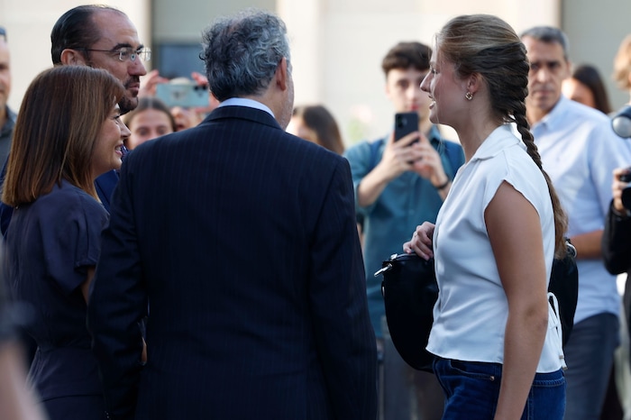 Kronprinzessin Leonor (r.) wird am 7. September 2026 von Uni-Rektor Ángel Arias (2. v. l.) auf ...