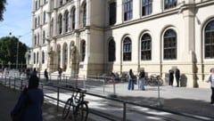 Die Frau befand sich gerade auf dem Nachhauseweg, als sie der 38-Jährige plötzlich angegriffen ...