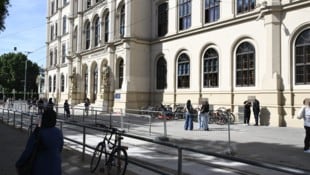 Die Frau befand sich gerade auf dem Nachhauseweg, als sie der 38-Jährige plötzlich angegriffen ...