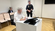 Der arbeitslose Wiener sitzt nicht zum ersten Mal vor Gericht – auch eine lange Haftstrafe ...