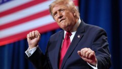 Ob der US-Präsident bei der  „Trump-a-palooza“ eines seiner berüchtigten Tänzchen auf der Bühne ...