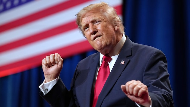 Ob der US-Präsident bei der „Trump-a-palooza“ eines seiner berüchtigten Tänzchen auf der Bühne ...