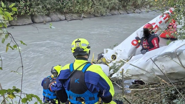 Das Flugzeug krachte in ein Flussbett, der Pilot konnte nur noch tot geborgen werden.