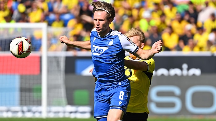 Patrick Wimmer im Duell mit Daniel Svensson.