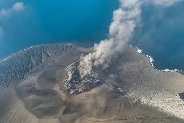 Der Vulkan Anak Krakatau in der Sundastraße spuckt am 6. September 2026 Rauch und Vulkanasche in ...