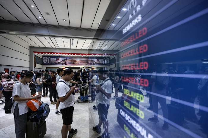 Passagiere sitzen am internationalen Flughafen Soekarno-Hatta bei Jakarta fest. Hunderte Flüge ...