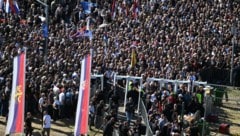 Der Kriegsverbrecher Mladic wird in Belgrad feierlich beigesetzt.