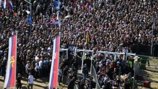 Der Kriegsverbrecher Mladic wird in Belgrad feierlich beigesetzt.