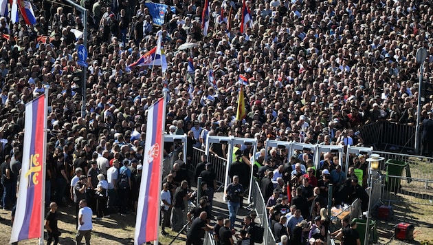 Der Kriegsverbrecher Mladic wird in Belgrad feierlich beigesetzt.