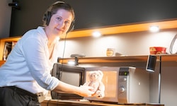 Bernadette Geißler, Ars Electronica Futurelab, mit einem Teddybär, der gerne unterschiedliche ...