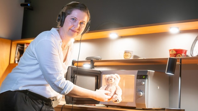 Bernadette Geißler, Ars Electronica Futurelab, mit einem Teddybär, der gerne unterschiedliche ...