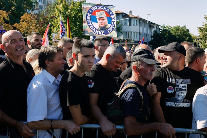 Viele trugen ein Bild des Kriegsverbrechers auf ihren schwarzen T-Shirts.