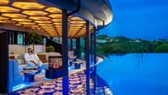 Auszeit mit Aussicht: Die offene Sky-Lounge direkt an den Granit-Pools verbindet Entspannung mit ...