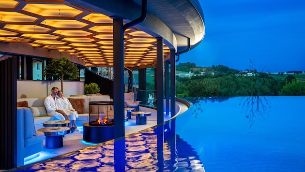 Auszeit mit Aussicht: Die offene Sky-Lounge direkt an den Granit-Pools verbindet Entspannung mit ...