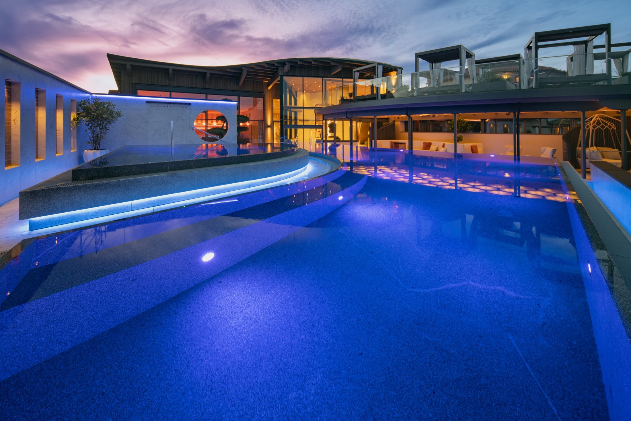 Das großzügige Infinity-Pool lädt zum Entspannen und Relaxen ein.