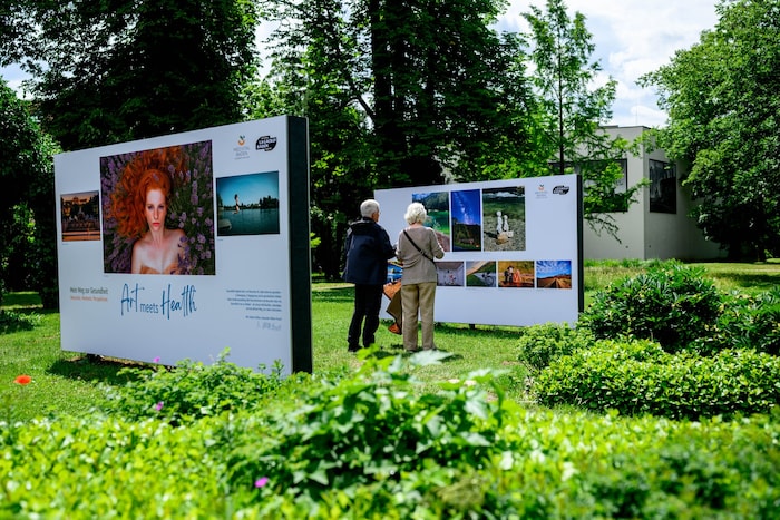 Durch üppiges Grün lässt sich die interessante Ausstellung „erwandern“.