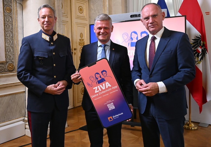 Laut Innenminister Karner (rechts) sind „Warn- und Vorsorgesysteme leider notwendig geworden“.