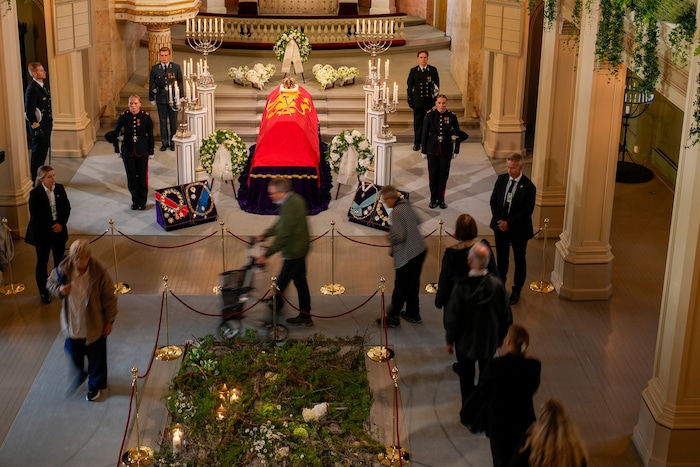 Noch bis zum Tag vor der Beisetzung können alle Menschen, die möchten, in der Schlosskapelle ...