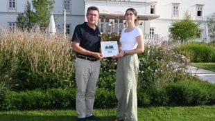 Bürgermeister Peter Eisenschenk und Melanie Ebner (Boden- und Naturschutzexpertin Greenpeace ...