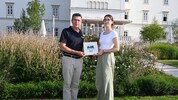 Bürgermeister Peter Eisenschenk und Melanie Ebner (Boden- und Naturschutzexpertin Greenpeace ...