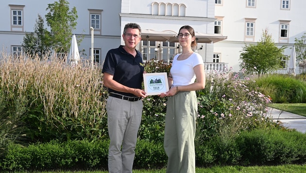 Bürgermeister Peter Eisenschenk und Melanie Ebner (Boden- und Naturschutzexpertin Greenpeace ...