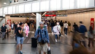 700 Züge fahren täglich auf der Stammstrecke und laut den ÖBB werden sie von 250.000 Menschen ...