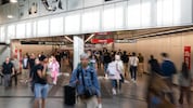 700 Züge fahren täglich auf der Stammstrecke und laut den ÖBB werden sie von 250.000 Menschen ...
