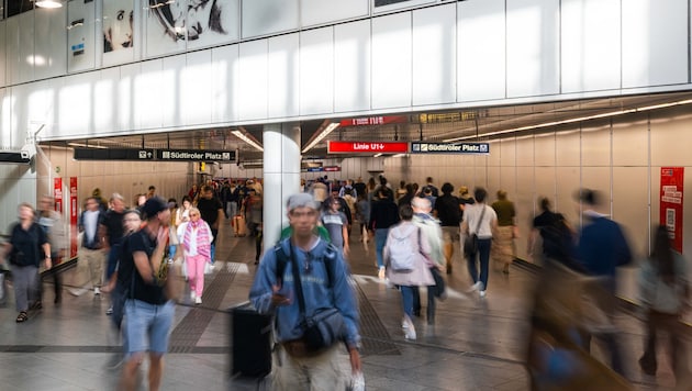 700 Züge fahren täglich auf der Stammstrecke und laut den ÖBB werden sie von 250.000 Menschen ...