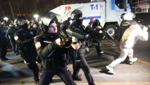 Türkische Polizisten bei einem Einsatz (Symbolfoto)