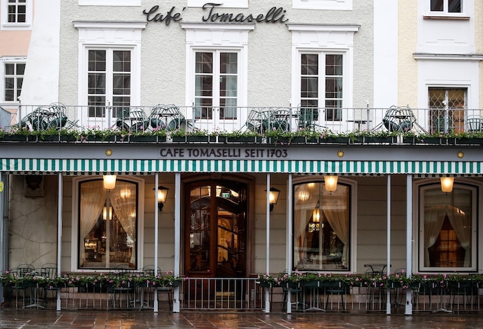 Die Tomaselli-Terrasse: Auch heute wird noch gern bis vor die Tür gefahren.
