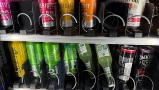 Trotz eindeutiger Rechtslage stehen in manchen Linzer Automatenshops weiterhin Bier, Wein und ...