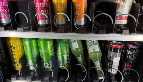 Trotz eindeutiger Rechtslage stehen in manchen Linzer Automatenshops weiterhin Bier, Wein und ...