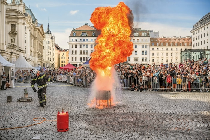 Am Hof zeigt die Wiener Berufsfeuerwehr ihr Können.