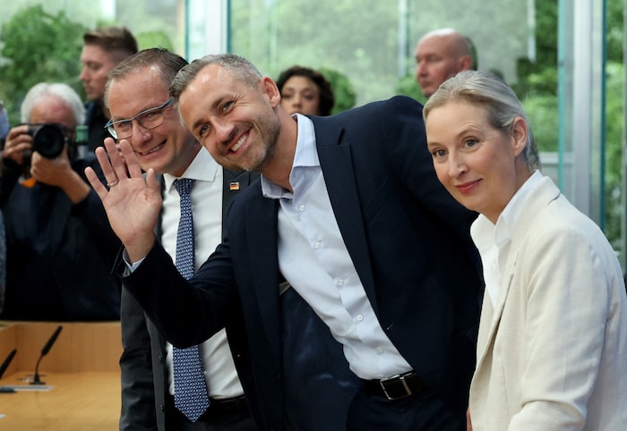 Spitzenkandidat Ulrich Siegmund mit den AfD-Chefs Alice Weidel und Tino Chrupalla nach der ...