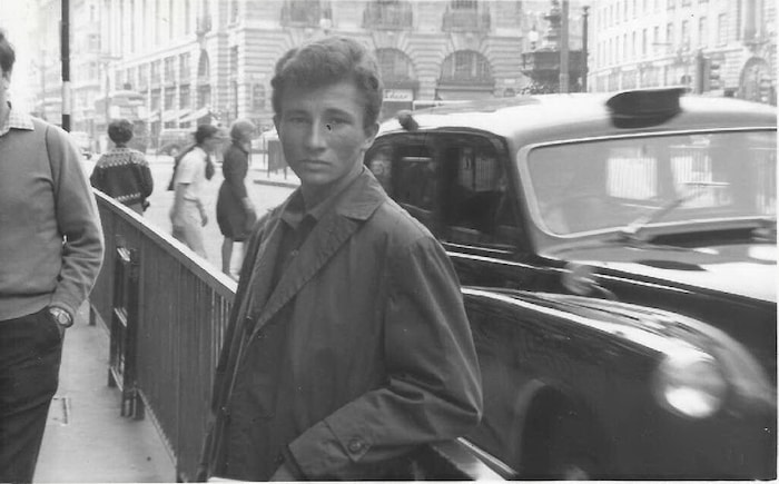 Erkennen Sie diesen Mann? Louie Austen mit zwarten 16 Jahren in der künstlerischen Großmetropole ...