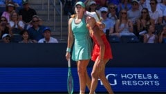 Anastasia Potapova wird von ihrer Gegnerin Mirra Andreeva nach dem Knie-Schock gestützt.