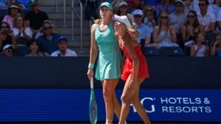 Anastasia Potapova wird von ihrer Gegnerin Mirra Andreeva nach dem Knie-Schock gestützt.