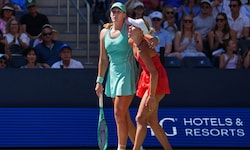 Anastasia Potapova wird von ihrer Gegnerin Mirra Andreeva nach dem Knie-Schock gestützt.