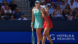Anastasia Potapova wird von ihrer Gegnerin Mirra Andreeva nach dem Knie-Schock gestützt.