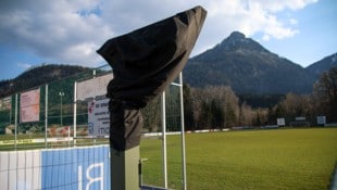 Der Unterhausverein aus Salzburg darf das Flutlicht am eigenen Sportplatz nicht aufdrehen.