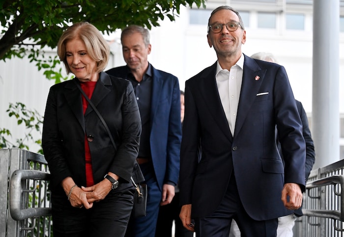 Herbert Kickl auf dem Weg zum Sommergespräch, flankiert von Ingrid Thurnher.