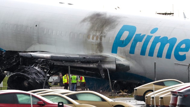 Das Flugzeug stand nach der Bruchlandung in Flammen.