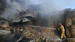 Feuerwehrleute löschen am frühen Dienstagmorgen ein Feuer nach einem Angriff in Kiew. 