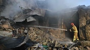 Feuerwehrleute löschen am frühen Dienstagmorgen ein Feuer nach einem Angriff in Kiew. 