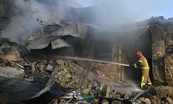 Feuerwehrleute löschen am frühen Dienstagmorgen ein Feuer nach einem Angriff in Kiew.