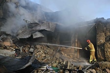Feuerwehrleute löschen am frühen Dienstagmorgen ein Feuer nach einem Angriff in Kiew.